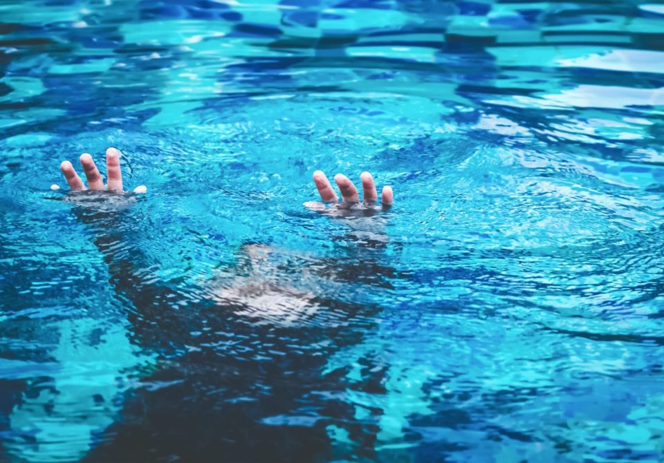Phoenix, AZ – Toddler Critical After Near-Drowning Event at 52nd St and Thunderbird Rd