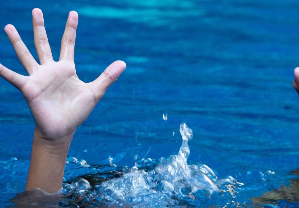 Phoenix, AZ – Teen Critical After Near-Drowning in Hotel Pool on E. Thomas Rd